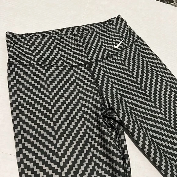 Nike Dri Fit Gray & Black Patterned Cropped Leggings XS - Picture 1 of 8